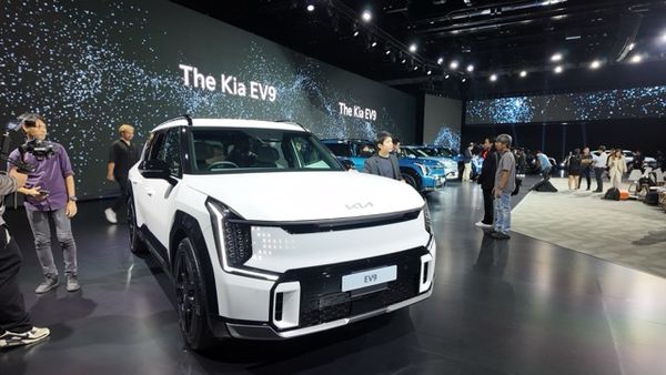 Kia EV9 มาไทยแล้ว ! รถยนต์ไฟฟ้า SUV 6 ที่นั่ง เข้าไทย 2 รุ่น ราคาเริ่ม 3.499 ล้านบาท