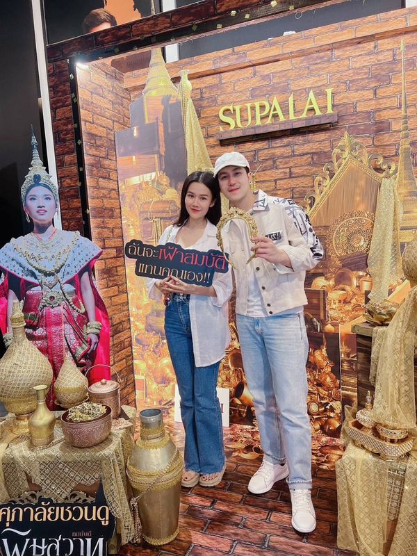 นก พงศกร ควงแขนนางเอก แต้ว สุกัญญา ดูละครเวที