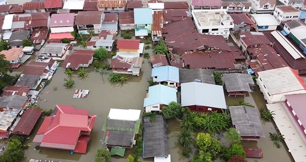 เปิดภาพน้ำท่วม ตลาดร้อยปีสรรพยา คาดเสียหายไม่ต่ำกว่า 100 ล้าน!