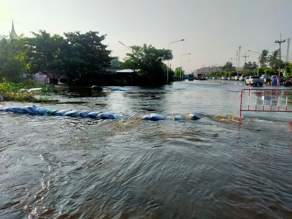 สรุปสถานการณ์ เขื่อนเจ้าพระยา 20 ต.ค. ระบายน้ำลดลง-เหนือเขื่อนยังอ่วม