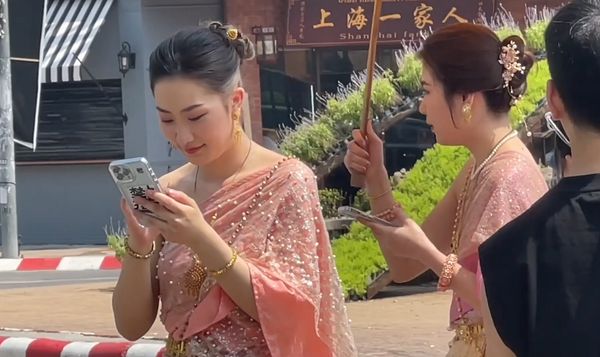  ชุดไทยฟีเวอร์ ! สาวจีนเที่ยวเชียงใหม่แต่งประชันถ่ายลงโซเชียล 