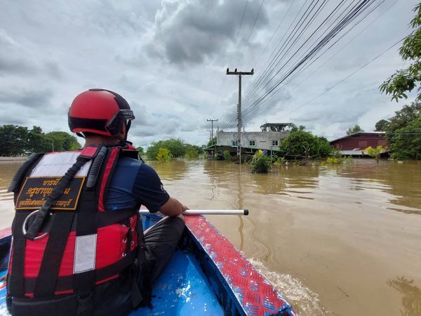 สิงห์บุรีวิกฤต! น้ำท่วมสูง 2 เมตร บ้านเรือนจมน้ำนับพันหลัง 