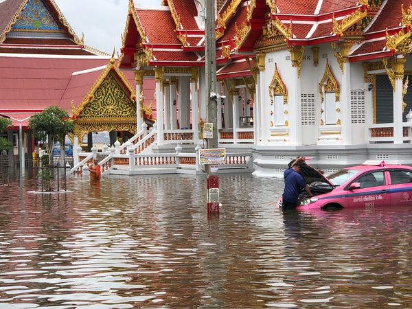 ฝนถล่มสมุทรปราการ วัดบางบ่อจมบาดาล