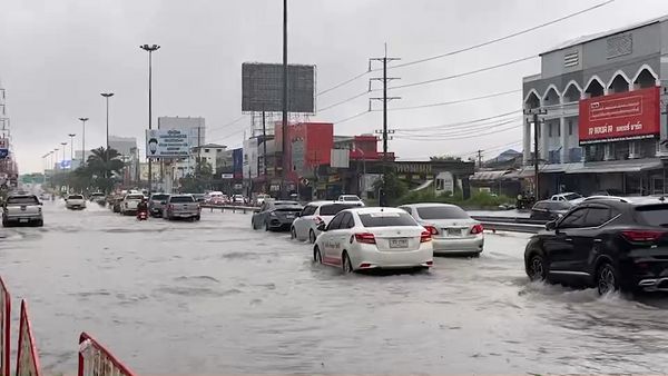 พัทยา ยังอ่วม! ฝนกระหน่ำกลางเมือง ถนนหลายสายเป็นอัมพาต