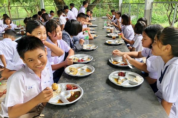 รร.ประชาพัฒนาบ้านแฮด จ.ขอนแก่น เดินหน้า “โครงการเลี้ยงไก่ไข่เพื่ออาหารกลางวันนักเรียน” ปีที่ 11