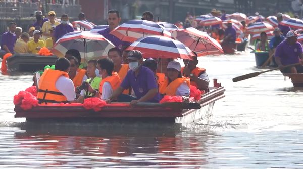 ชาวลำลูกกาล่องเรือสืบสานประเพณีทอดกฐินทางน้ำ