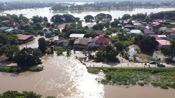 น้ำท่วมชัยนาท สุดระทึก ถนนคันคลองมหาราชขาด น้ำทะลักการจราจรอัมพาต