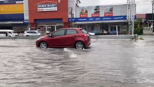 พัทยา ยังอ่วม! ฝนกระหน่ำกลางเมือง ถนนหลายสายเป็นอัมพาต