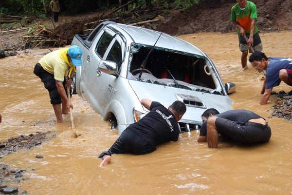 น้ำป่าหลากท่วมบ้านป่าเหว แม่ฮ่องสอน ซัดรถ 2 คันจมลำห้วย