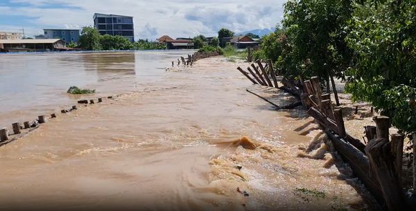 น้ำท่วมสุโขทัย พนังกั้นน้ำแตก - ลำปาง หนักที่สุดในรอบ 13 ปี