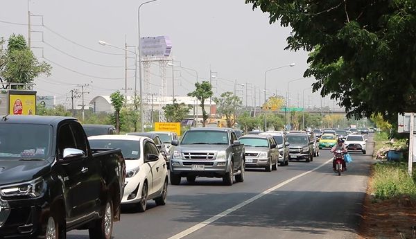 ถนนมิตรภาพ โคราช รถเริ่มแน่น นครสวรรค์ต้องเปิดช่องทางรพิเศษ