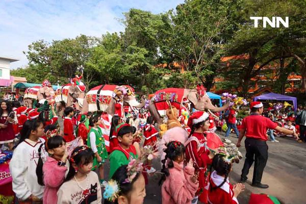 ช้างซานต้ามาแล้ว มอบของขวัญให้เด็กเนื่องในวันคริสต์มาส