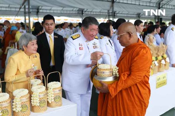 นายก นำตักบาตร-ถวายสัตย์ เนื่องในโอกาสวันเฉลิมพระชนมพรรษา พระบาทสมเด็จพระเจ้าอยู่หัว 6 รอบ