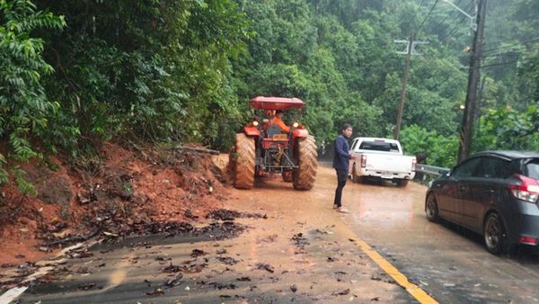 เปิดภาพ ฝนถล่มเกาะช้าง น้ำป่าหลาก-ดินสไลด์ทับบ้านเรือน