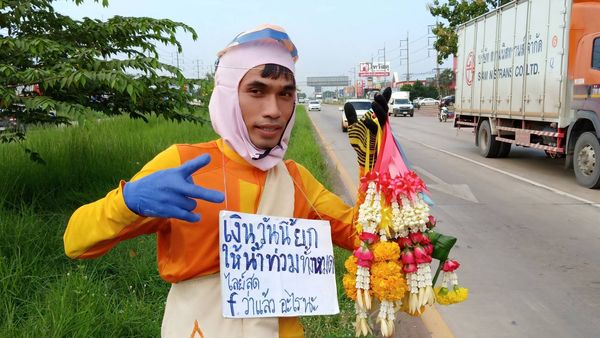 หนุ่มขายพวงมาลัยน้ำใจงาม มอบเงินช่วยน้ำท่วมอีสาน