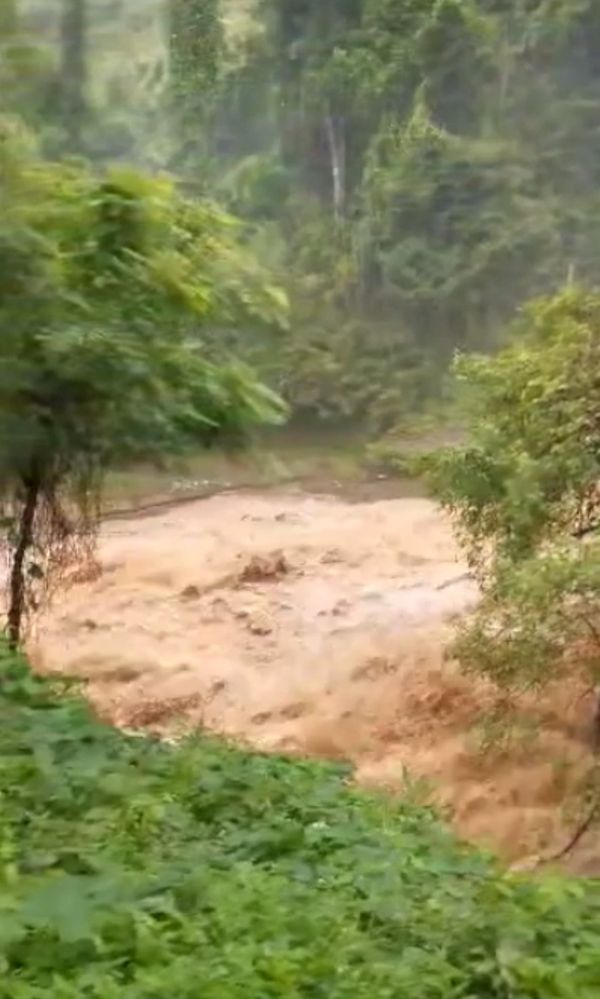 “ฝนตกหนัก” ดอยอินทนนท์  น้ำป่าทะลักน้ำตกแม่กลาง เตือนชุมชนเฝ้าระวัง