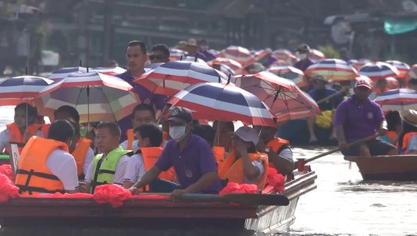 ชาวลำลูกกาล่องเรือสืบสานประเพณีทอดกฐินทางน้ำ