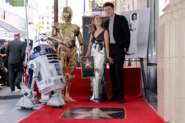 “Billie Lourd” รับดวงดาว Walk of Fame แทนคุณแม่ผู้ล่วงลับ “Carrie Fisher”  