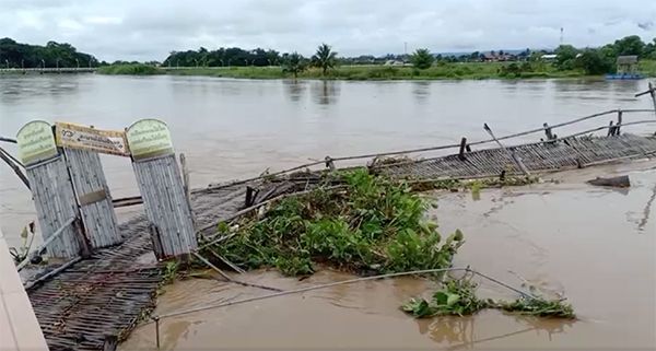 ฝนถล่มตากระลอก 2 สะพานไม้ไผ่แหล่งท่องเที่ยวดังน้ำซัดขาด