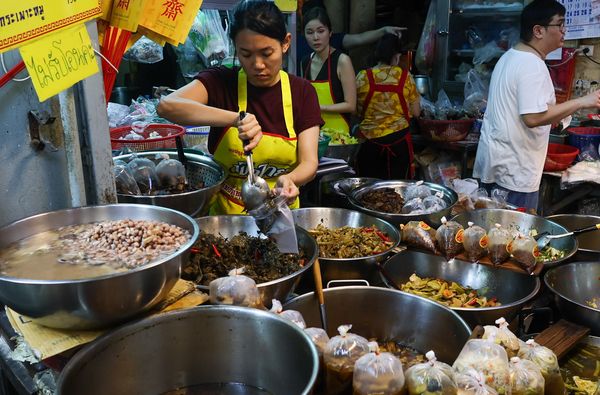 “เทศกาลกินเจ 2566” เยาวราชรับอานิสงค์หยุดยาว ผู้คนจับจ่ายคึกคัก