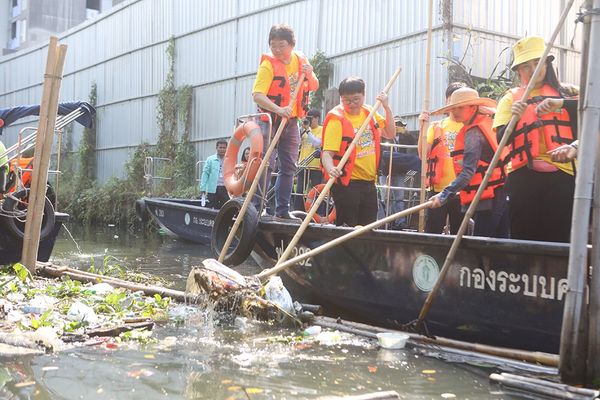 สำนักการระบายน้ำ ลงพื้นที่เก็บขยะคลองบางจาก