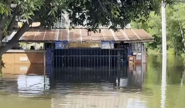 น้ำท่วมลพบุรี ยังวิกฤต! บางจุดสูงกว่า 2-3 เมตร ต้องใช้เรืออย่างเดียว