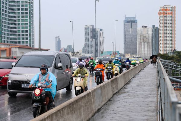 ฝ่าสายฝนเช้าวันทำงาน หลังพายุ ”โนรู” เคลื่อนตัวเข้าไทย