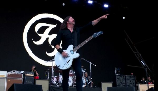 สุดซึ้ง  “Foo Fighters” แสดงเพลง Everlong อุทิศให้ “Taylor Hawkins” (มีคลิป)