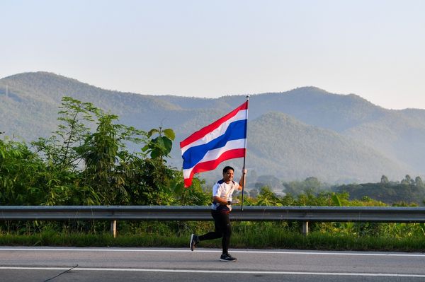 ปอป้อ สุดปลื้ม แรงเชียร์ล้นหลาม วิ่งส่งธงชาติไทย พลังบวกสู้ศึกโอลิมปิก 