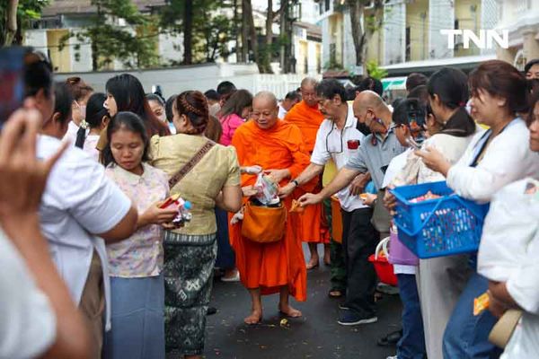 ชาวพุทธแน่นภูเขาทอง ร่วมตักบาตรเทโวเนื่องในวันออกพรรษา