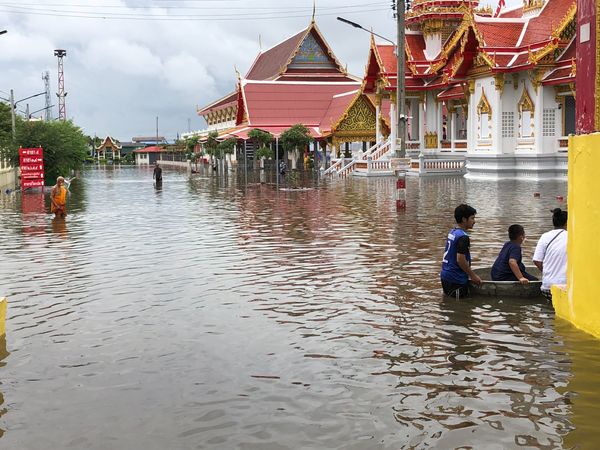 ฝนถล่มสมุทรปราการ วัดบางบ่อจมบาดาล