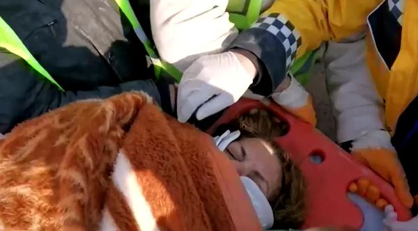 หญิงตุรกีวัย 64 ปีรอดตายหลังติดใต้ซาก 150 ชั่วโมง