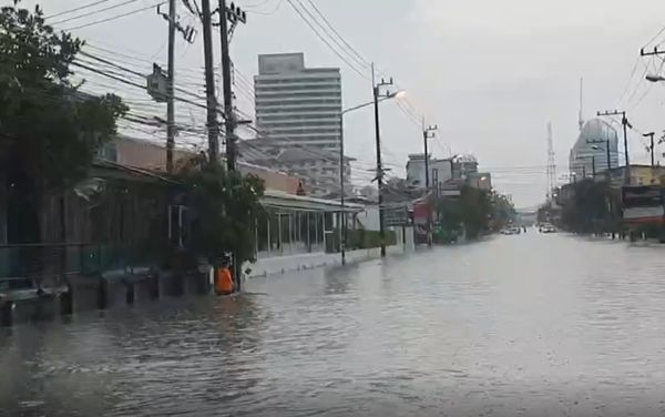 ฝนถล่มพัทยาอย่างหนัก รถดับกลางน้ำหลายคัน!