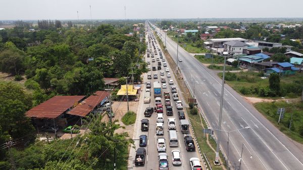 กลับมาลุยงานต่อ! เปิดภาพมุมสูง ถนนมิตรภาพ โคราช รถติดหนึบ