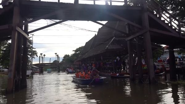 ชาวลำลูกกาล่องเรือสืบสานประเพณีทอดกฐินทางน้ำ