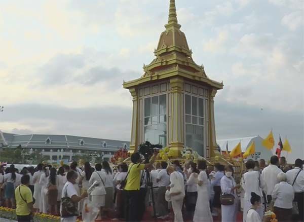 พุทธ​ศาสนิกชนหลั่งไหลกราบสักการะ​ ‘พระบรมสารีริกธาตุ’ ในวันมาฆบูชา​ 