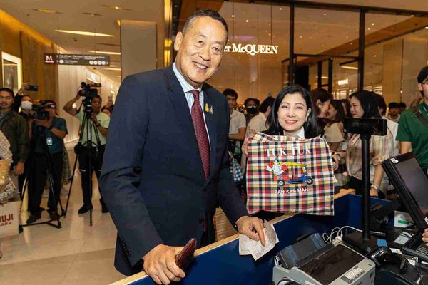 นายกรัฐมนตรีเยี่ยมชมป๊อบอัพช็อป  “THAINESS STATION สินค้าไทย ร่วมใจเพื่อชุมชน” ที่ สยามพารากอน
