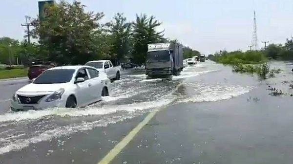 ระดับน้ำท่วม ถนนมิตรภาพ โคราชลดลง รถเล็กสัญจรได้แต่ต้องระมัดระวัง