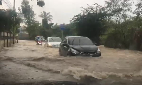 ฝนถล่มพัทยาอย่างหนัก รถดับกลางน้ำหลายคัน!