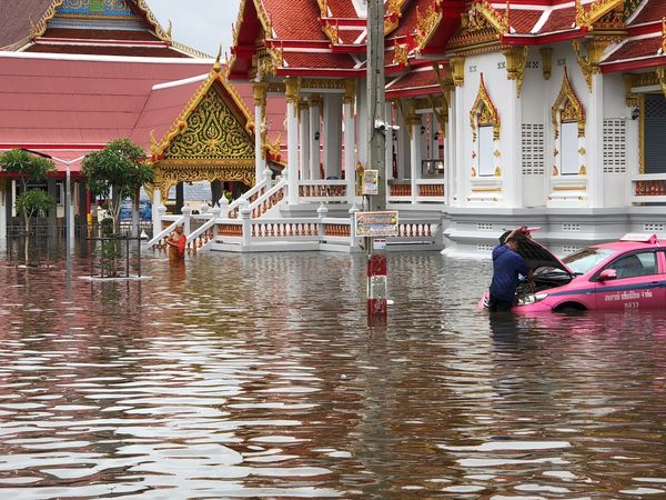 ฝนถล่มสมุทรปราการ วัดบางบ่อจมบาดาล