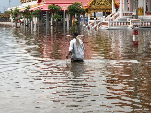 ฝนถล่มสมุทรปราการ วัดบางบ่อจมบาดาล