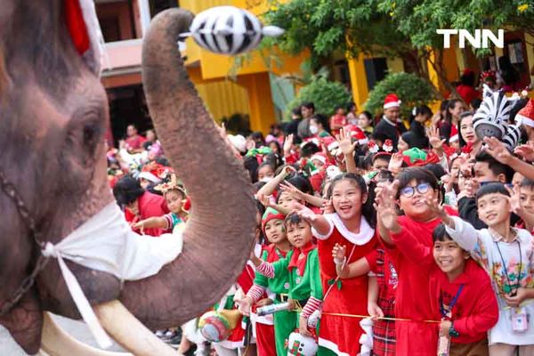 ช้างซานต้ามาแล้ว มอบของขวัญให้เด็กเนื่องในวันคริสต์มาส