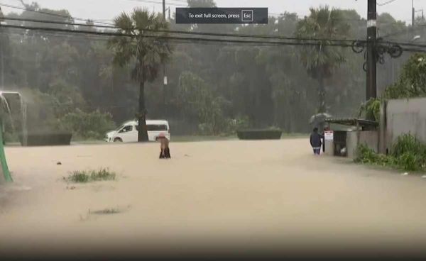 ภูเก็ตน้ำท่วมหลังฝนตกหนักบางจุดรถไม่สามารถสัญจรได้ 