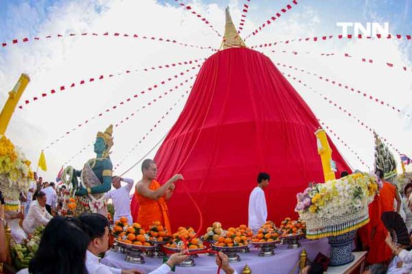 ขบวนยิ่งใหญ่ตระการตา อัญเชิญผ้าแดงห่มองค์พระบรมบรรพต(ภูเขาทอง)