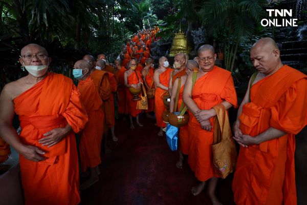 ชาวพุทธแน่นภูเขาทอง ร่วมตักบาตรเทโวเนื่องในวันออกพรรษา