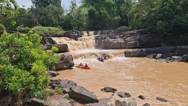 กิจกรรมพายเรือคายัค ชมน้ำตกแก่งซอง ใกล้ชิดม่านน้ำตก