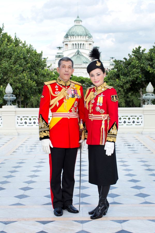 ‘ในหลวง ร. 10’ พระราชทานพระบรมฉายาลักษณ์คู่ ‘พระราชินี’ 8 พระรูป