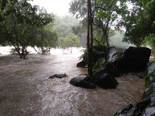 ประมวลภาพ ฝนถล่มปราจีนฯ น้ำป่าหลากท่วมหมู่บ้านตีนเขาทับลาน