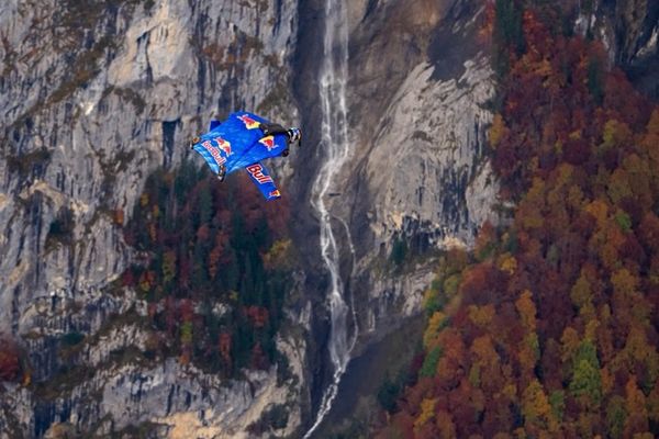 หนุ่มออสเตรียสวม Wingsuit ไฟฟ้า ถลาลมทุบ 3 สถิติโลก