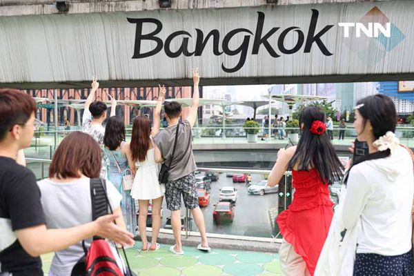 มุมถ่ายรูปสุดฮิต นทท. ท้าแดดเช็คอิน Skywalk แยกปทุมวัน